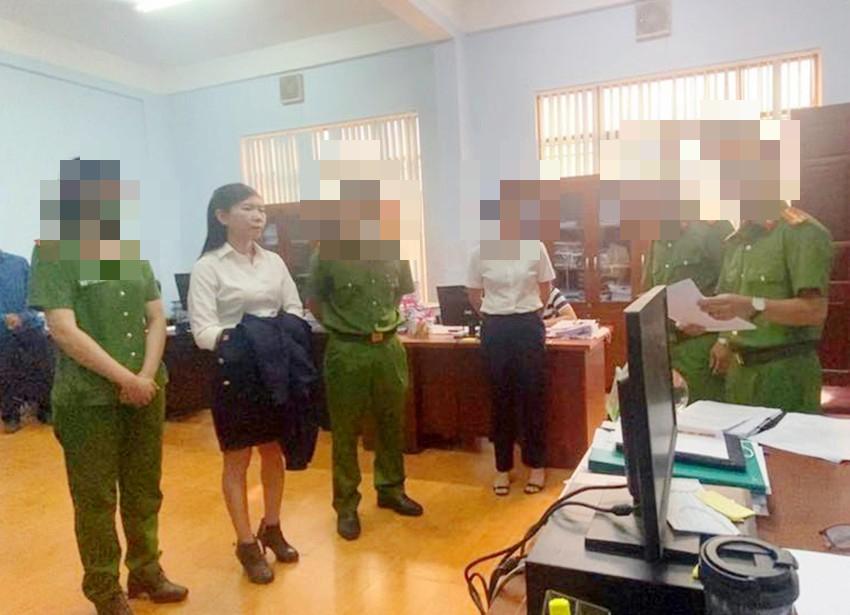 Bà Hứa Thị Thể (áo trắng, ở giữa) bị khởi tố, bắt tạm giam về hành vi