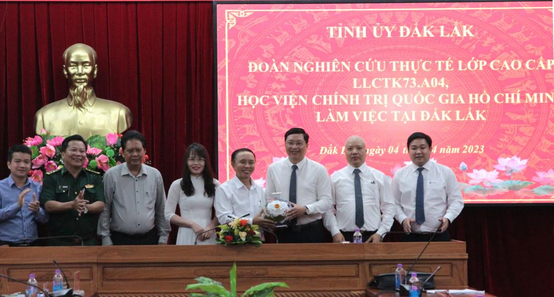 Đại diện cán bộ, học viên của Đoàn nghiên cứu trao quà tặng tỉnh Đắk Lắk.