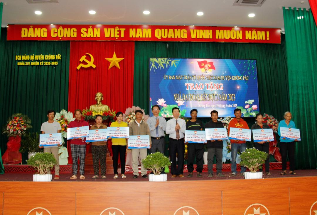 Ủy ban MTTQ Việt Nam huyện trao hỗ trợ xây dựng nhà Đại đoàn kết cho các hộ nghèo có hoàn cảnh đặc biệt khó khăn về nhà ở.