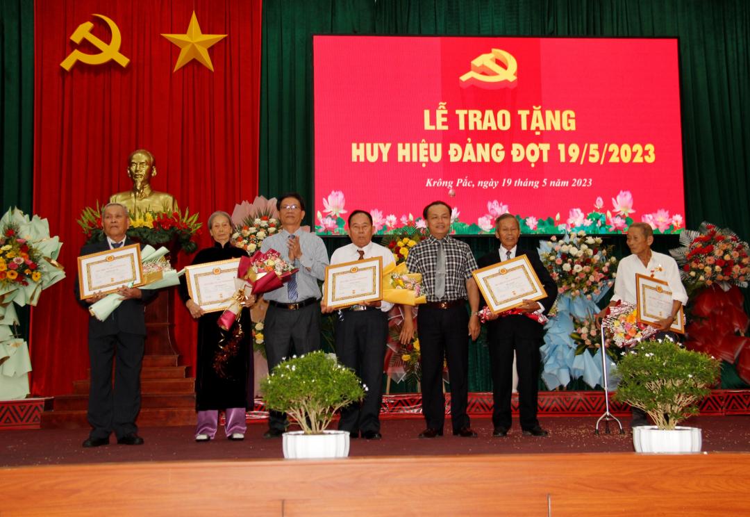 Các đảng viên nhận Huy hiệu 55 năm tuổi Đảng.
