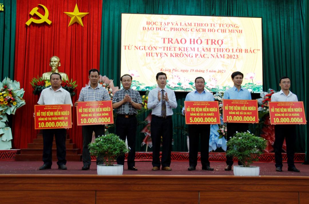 Ban điều hành Quỹ Tiết kiệm làm theo lời Bác trao bảng hỗ trợ cho đại diện các trường hợp mắc bệnh hiểm nghèo.
