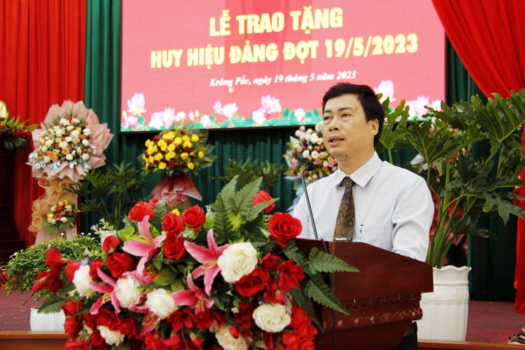 Bí thư Huyện ủy Krông Pắc Trần Hồng Tiến phát biểu tại buổi lễ.