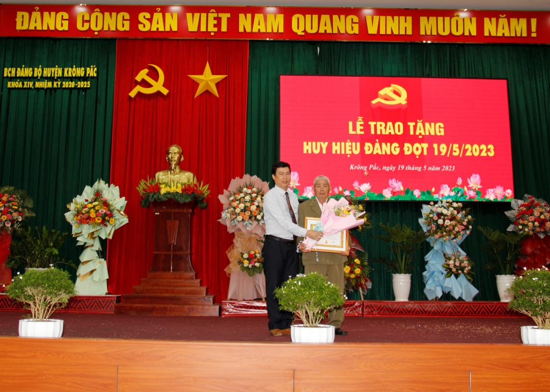 Bí thư Huyện ủy Krông Pắc Trần Hồng Tiến trao Huy hiệu 60 năm tuổi Đảng cho