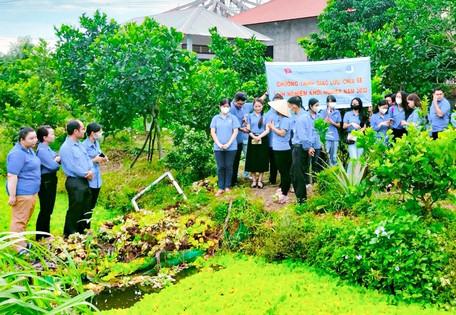 Chị Phạm Thị Thùy Dương chia sẻ kinh nghiệm nuôi ốc bươu đen cùng đoàn viên, thanh niên.