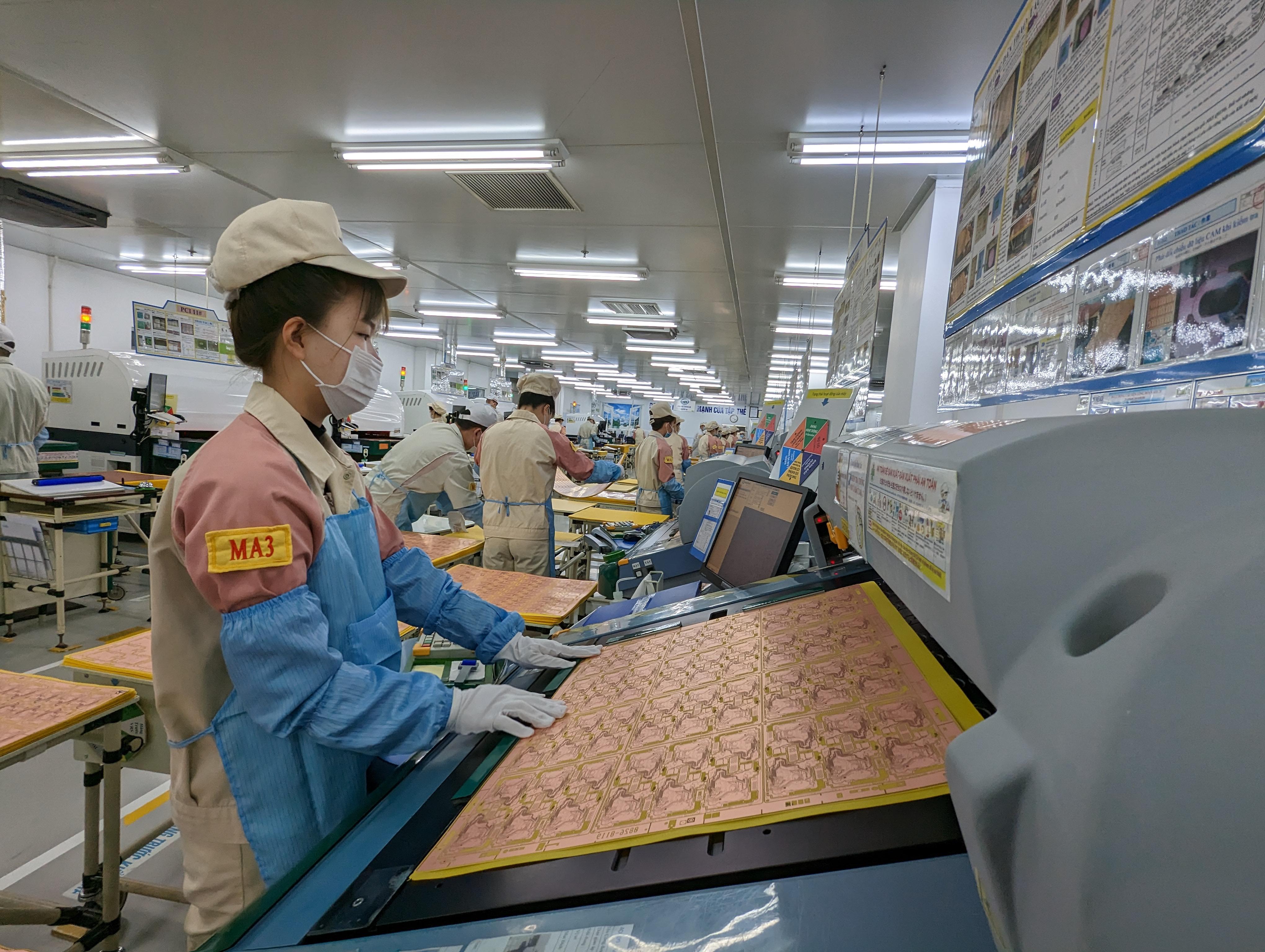 Gia nhập chuỗi cung ứng chip vi mạch toàn cầu: Việt Nam có lợi thế lớn Sản xuất bảng mạch điện tử tại Công ty TNHH Meiko Việt Nam, khu công nghiệp Thạch Thất, Hà Nội. Ảnh: Hải Linh