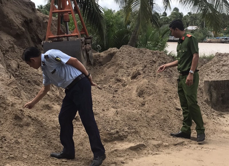 Bến Tre tăng cường kiểm tra, xử lý cơ sở kinh doanh cát trái phép