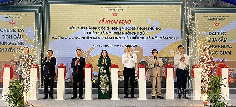 Các đại biểu cắt băng khai mạc Hội chợ