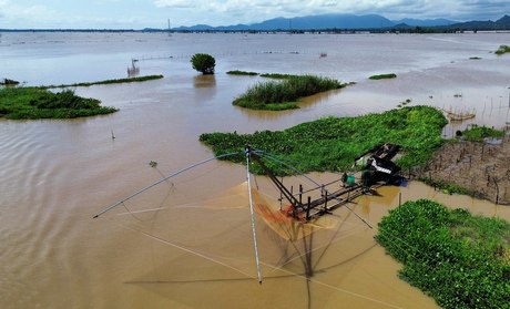 Vó gạt, một loại ngư cụ phổ biến đánh bắt trong mùa cá ra sông ở đầu nguồn biên giới tây nam.