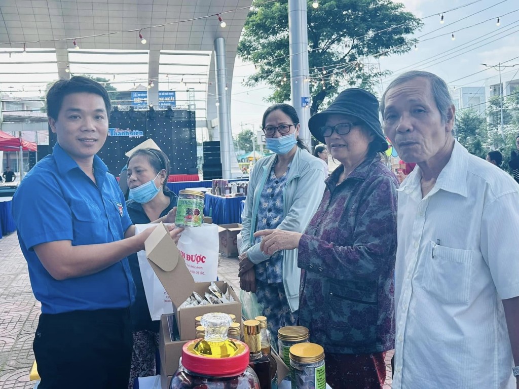 Phiên chợ có 35 gian hàng với hơn 1.500 sản phẩm khởi nghiệp, sản phẩm đặc trưng của thanh niên khởi nghiệp đến từ 5 huyện miền núi