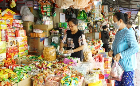 Bánh, mứt Tết đa dạng, giá tăng nhẹ.