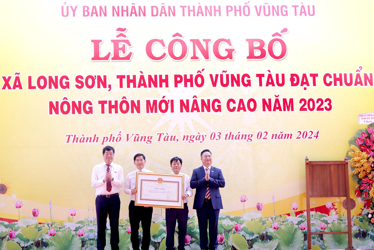 Thay mặt lãnh đạo tỉnh, ông Trần Đình Khoa, Ủy viên Ban Thường vụ Tỉnh ủy, Bí thư Thành ủy Vũng Tàu trao Quyết định của UBND tỉnh công nhận xã Long Sơn đạt chuẩn xã NTM nâng cao năm 2023 cho lãnh đạo xã Long Sơn.