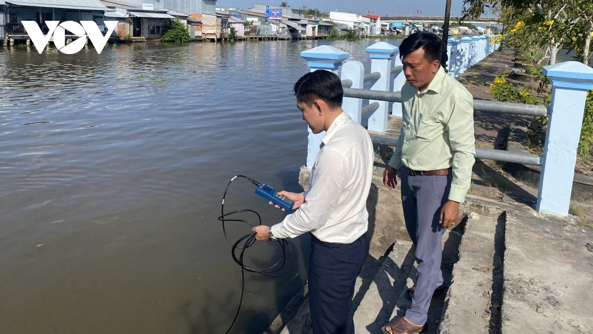 Ngành chức năng tỉnh Hậu Giang thường xuyên kiểm tra mặn trên các tuyến sông, rạch để chủ động trong phòng, chống