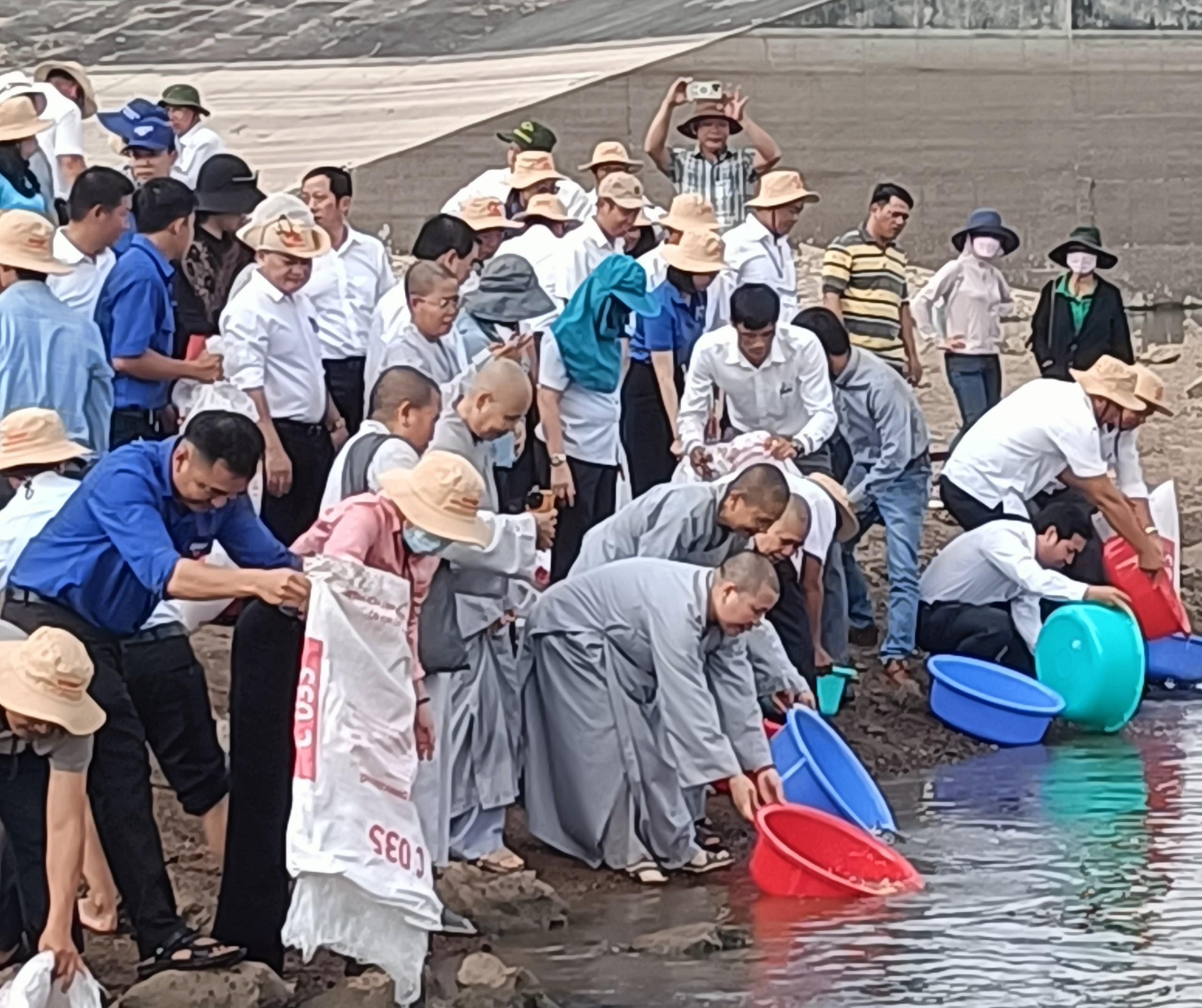 Đông đảo người dân và các thành phần xã hội tham gia thả cá tái tạo nguồn lợi thủy sản sáng 1/4 nhân ngày truyền thống ngành thủy sản Việt Nam