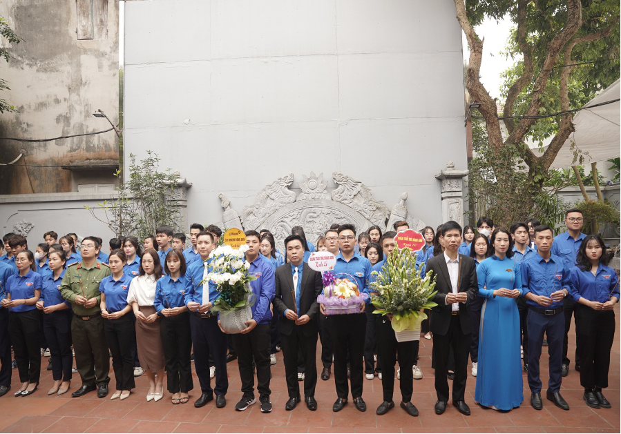 Đoàn đại biểu thanh niên Đông Anh còn về thăm nhà lưu niệm và dâng hương tưởng nhớ những công lao đóng góp to lớn của đồng chí Đào Duy Tùng