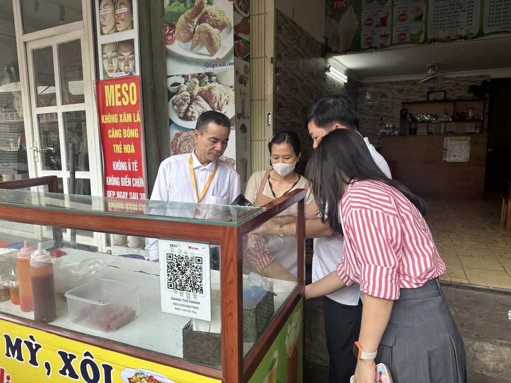 Cán bộ Trung tâm Y tế huyện Chương Mỹ kiểm tra cửa hàng ăn vặt gần cổng trường học