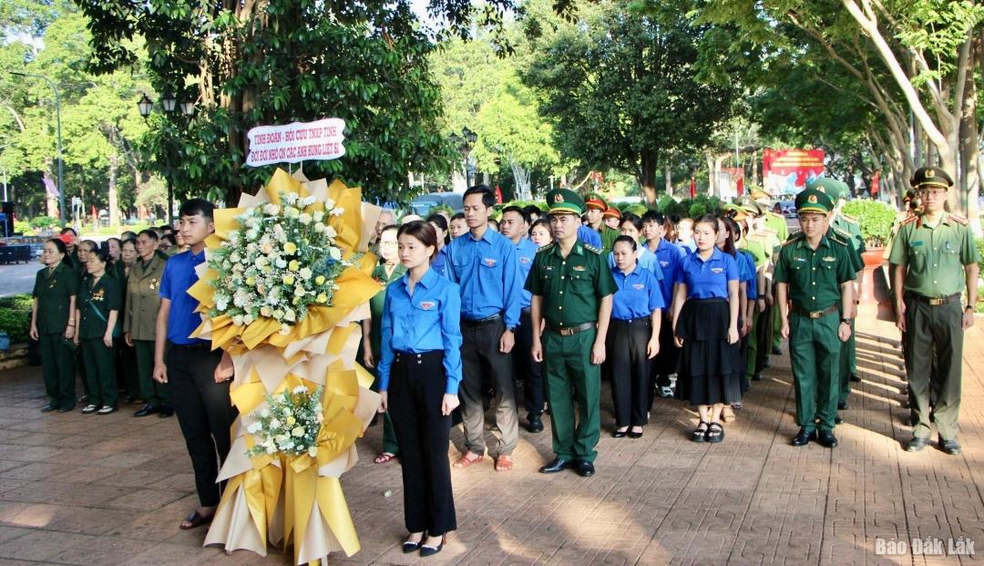 Các đại biểu dâng hoa tại