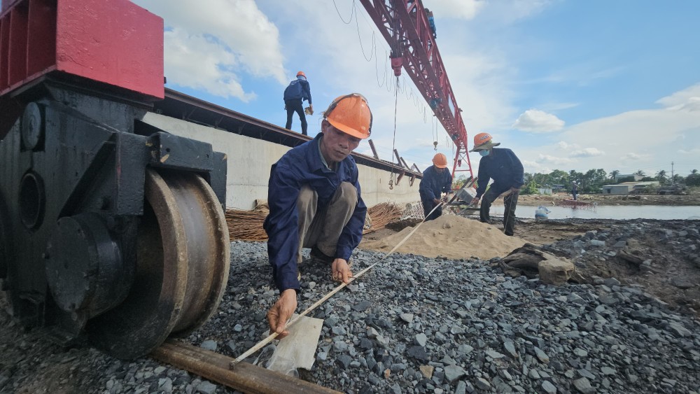 Với tinh thần “bàn làm, không bàn lùi; vượt nắng, thắng mưa; ăn tranh thủ, ngủ khẩn trương; làm việc 3 ca 4 kíp” như chỉ đạo của Thủ tướng Chính phủ - Phạm Minh Chính, các đơn vị thi công đã và đang nỗ lực thi công để bảo đảm tiến độ, chất lượng đề ra.