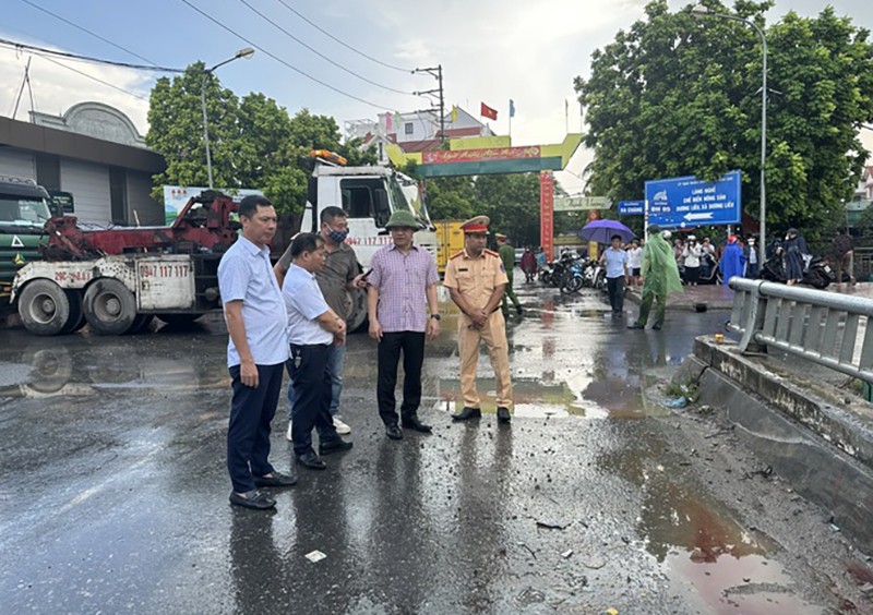 Lực lượng chức năng huyện Hoài Đức nhanh chóng tới hiện trường, điều tra là rõ vụ tai nạn thương tâm