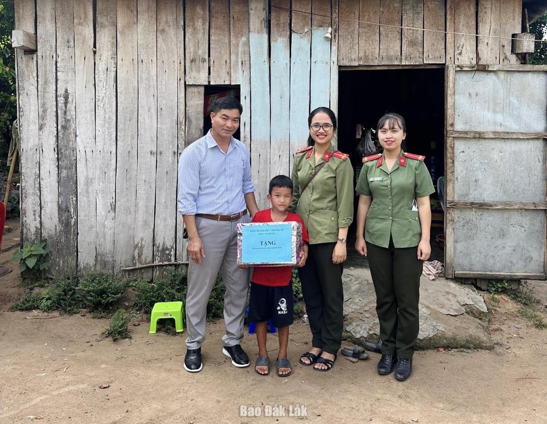 Đại diện Đoàn Thanh niên và Hội Phụ nữ Công an huyện Lắk tặng quà cho em Y Mun Buôn.