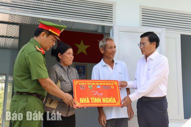 Lãnh đạo UBND huyện và Công an huyện Kr ông Bông bàn giao nhà tình nghĩa cho người dân tại buôn Ja, xã Hòa Sơn.