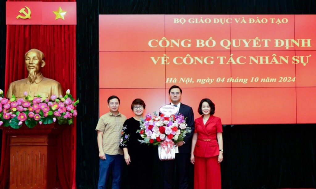 Lãnh đạo Vụ Giáo dục Đại học tặng hoa chúc mừng tân Phó Vụ trưởng Đặng Văn Huấn.