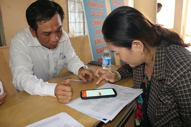 Điện lực Xuân Lộc cử nhân viên hướng dẫn cài app, đối soát thông tin khách hàng tại buổi hướng dẫn sử dụng điện an toàn, tiết kiệm được tổ chức tại địa phương. Điện lực Xuân Lộc cử nhân viên hướng dẫn cài app, đối soát thông tin khách hàng tại buổi hướng dẫn sử dụng điện an toàn, tiết kiệm được tổ chức tại địa phương.