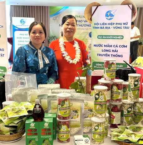 Gian hàng trưng bày sản phẩm khởi nghiệp của chị Phạm Thị Phượng tại cuộc thi.