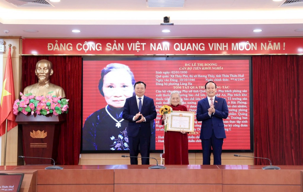 Phó Bí thư Thành ủy, Chủ tịch HĐND thành phố Hà Nội Nguyễn Ngọc Tuấn trao Huy hiệu Đảng tặng đảng viên Lê Thị Boong. Ảnh: Lê Hải