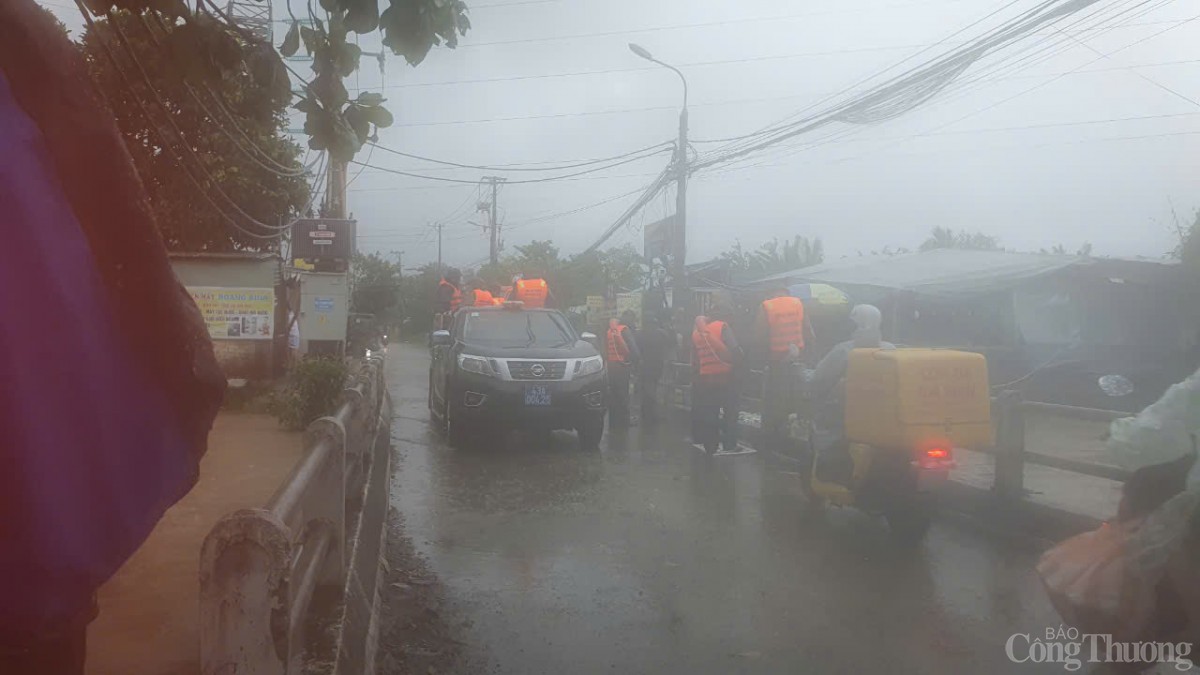 Lực lượng chức năng khẩn cấp sơ tán dân, chốt chặn tại các điểm ngập sâu Lực lượng chức năng khẩn cấp sơ tán dân, chốt chặn tại các điểm ngập sâu