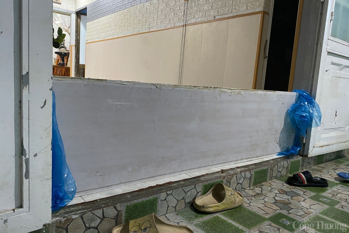Nhiều nhà dân lo sợ mưa ngập như những lần lụt trước nên đã làm đê chống nước tràn vào nhà. Nhiều nhà dân lo sợ mưa ngập như những lần lụt trước nên đã làm đê chống nước tràn vào nhà.