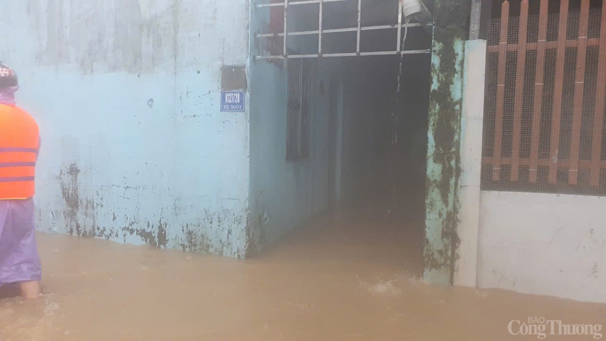 Nước tràn vào nhà dân. Nước tràn vào nhà dân.