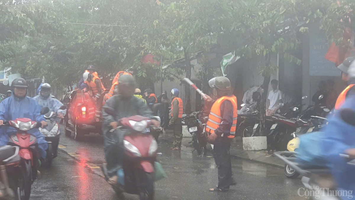 Lực lượng chức năng phân luồng, cấm đường, đảm bảo giao thông tại các điểm ngập sâu trên đường Mẹ Suốt Lực lượng chức năng phân luồng, cấm đường, đảm bảo giao thông tại các điểm ngập sâu trên đường Mẹ Suốt