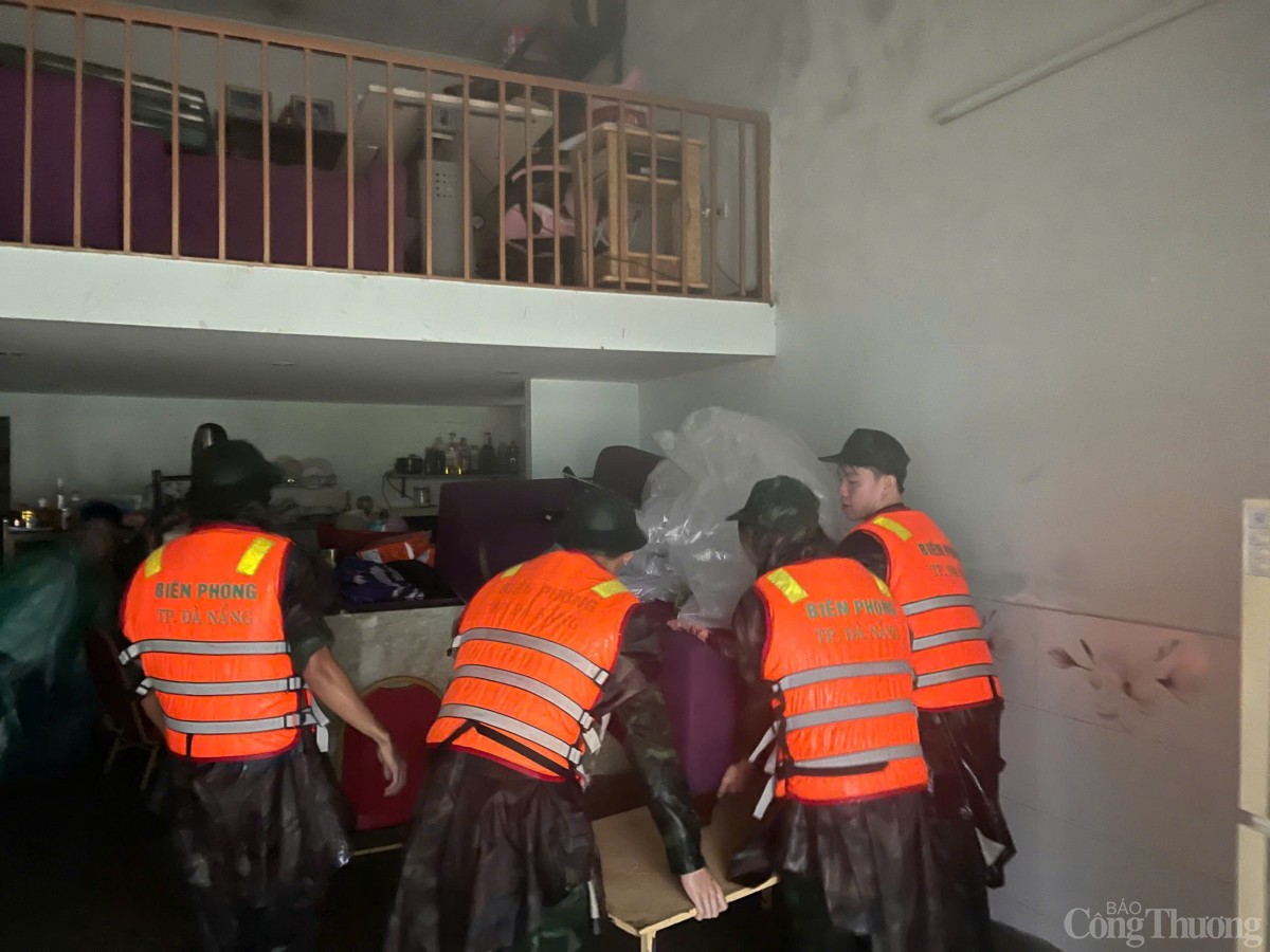 Lực lượng chức năng nhanh chóng có mặt tại điểm nóng để giúp dân di chuyển đồ đạc và hướng dẫn sơ tán ở những nơi có khả năng ngập nặng. Lực lượng chức năng nhanh chóng có mặt tại điểm nóng để giúp dân di chuyển đồ đạc và hướng dẫn sơ tán ở những nơi có khả năng ngập nặng.