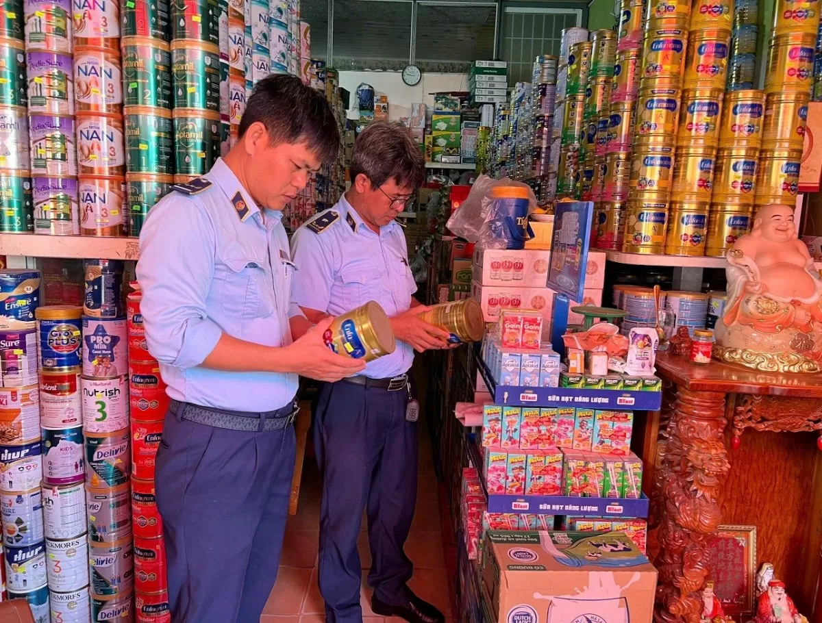 Lực lượng Quản lý thị trường TP. Cần Thơ kiểm tra một cơ sở kinh doanh trên địa bàn. Ảnh Cục Quản lý thị trường TP. Cần Thơ Lực lượng Quản lý thị trường TP. Cần Thơ kiểm tra một cơ sở kinh doanh trên địa bàn. Ảnh Cục Quản lý thị trường TP. Cần Thơ