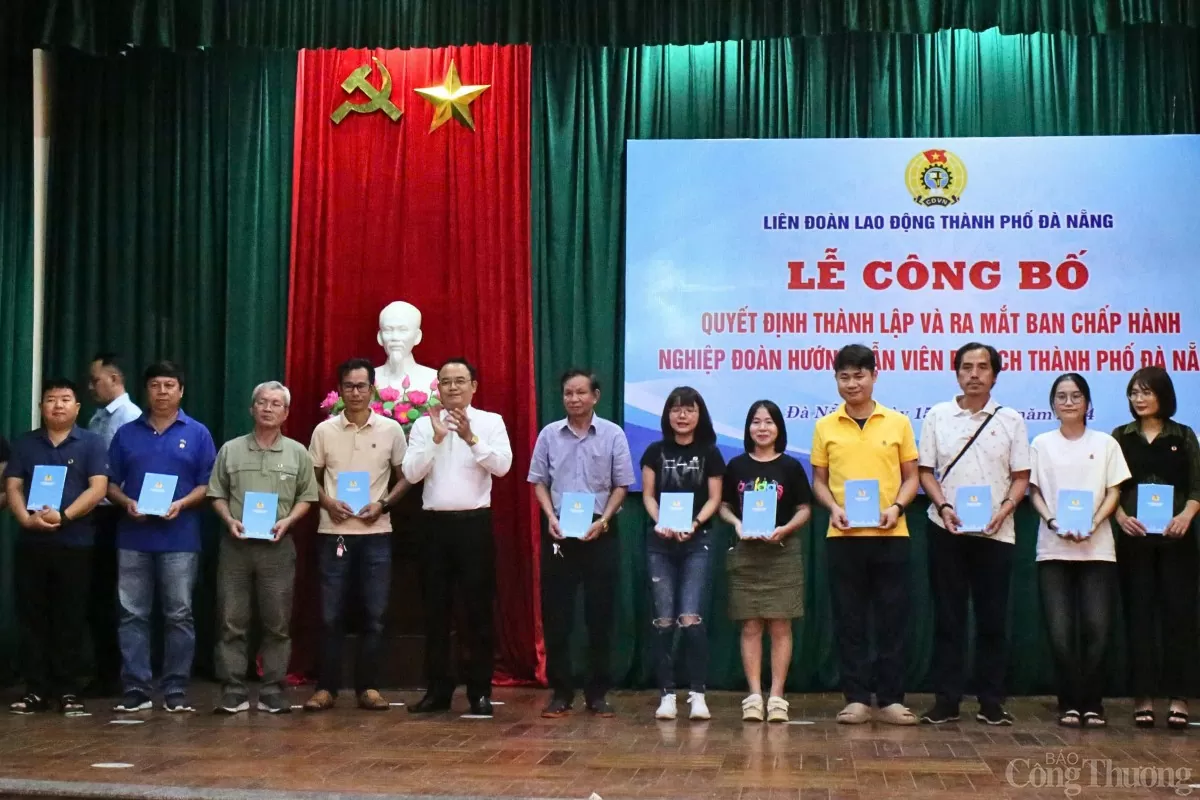 Trao 20 suất quà để động viên, hỗ trợ cho 20 đoàn viên tiếp tục gắn bó, cống hiến với nghề nghiệp hướng dẫn viên du lịch Trao 20 suất quà để động viên, hỗ trợ cho 20 đoàn viên tiếp tục gắn bó, cống hiến với nghề nghiệp hướng dẫn viên du lịch