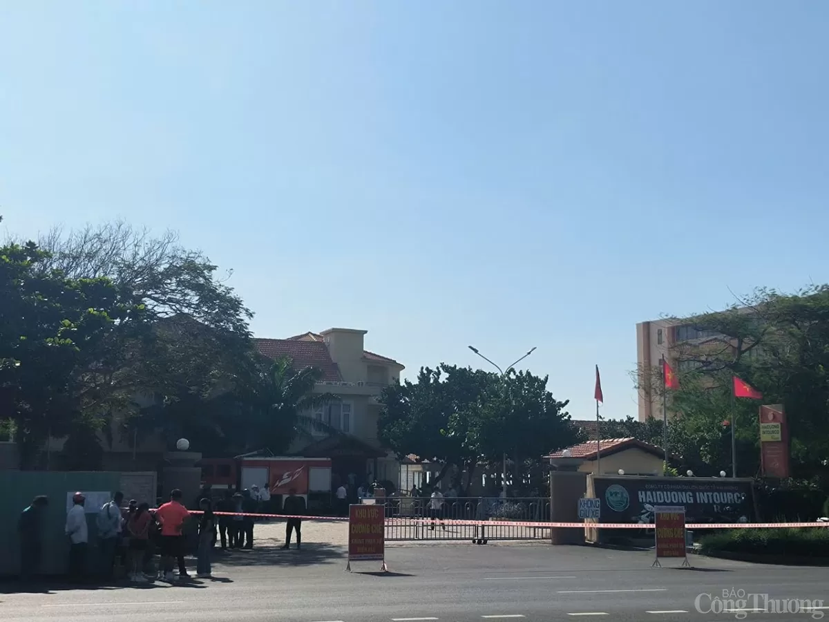 Gần 100 người được TP. Vũng Tàu huy động để cưỡng chế, thu hồi đất do Công ty Cổ phần du lịch Quốc tế Vũng Tàu và Công ty Cổ phần du lịch Quốc tế Hải Dương đang sử dụng. Ảnh: Gần 100 người được TP. Vũng Tàu huy động để cưỡng chế, thu hồi đất do Công ty Cổ phần du lịch Quốc tế Vũng Tàu và Công ty Cổ phần du lịch Quốc tế Hải Dương đang sử dụng. Ảnh: