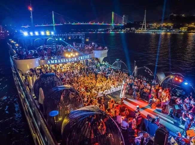 Show biểu diễn âm nhạc trên các tàu du lịch về đêm hấp dẫn du khách ở Quảng Ninh Show biểu diễn âm nhạc trên các tàu du lịch về đêm hấp dẫn du khách ở Quảng Ninh