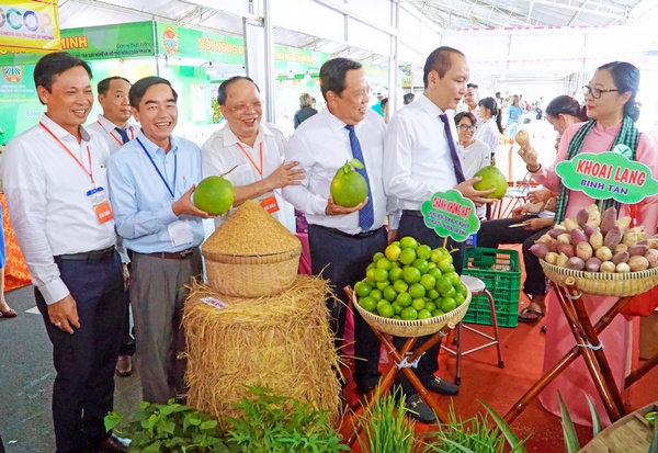 Phó Chủ tịch Thường trực BCH Trung ương Hội Nông dân Việt Nam- Phan Như Nguyện (thứ 2 từ phải qua), cùng lãnh đạo tỉnh Vĩnh Long tham quan gian hàng đặc sản của tỉnh Vĩnh Long.