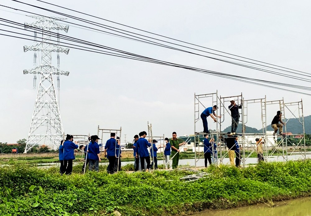 Đoàn viên, thanh niên huyện Hậu Lộc (tỉnh Thanh Hoá) tham gia hỗ trợ thực hiện dự án đường dây 500kV mạch 3.