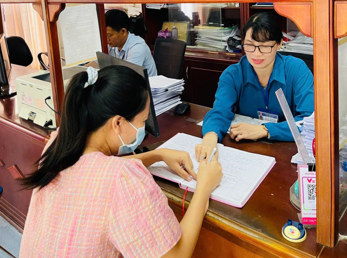 Công chức Bộ phận một cửa UBND xã Long Mỹ (huyện Đất Đỏ) hướng dẫn người dân thực hiện thủ tục hành chính. Công chức Bộ phận một cửa UBND xã Long Mỹ (huyện Đất Đỏ) hướng dẫn người dân thực hiện thủ tục hành chính.