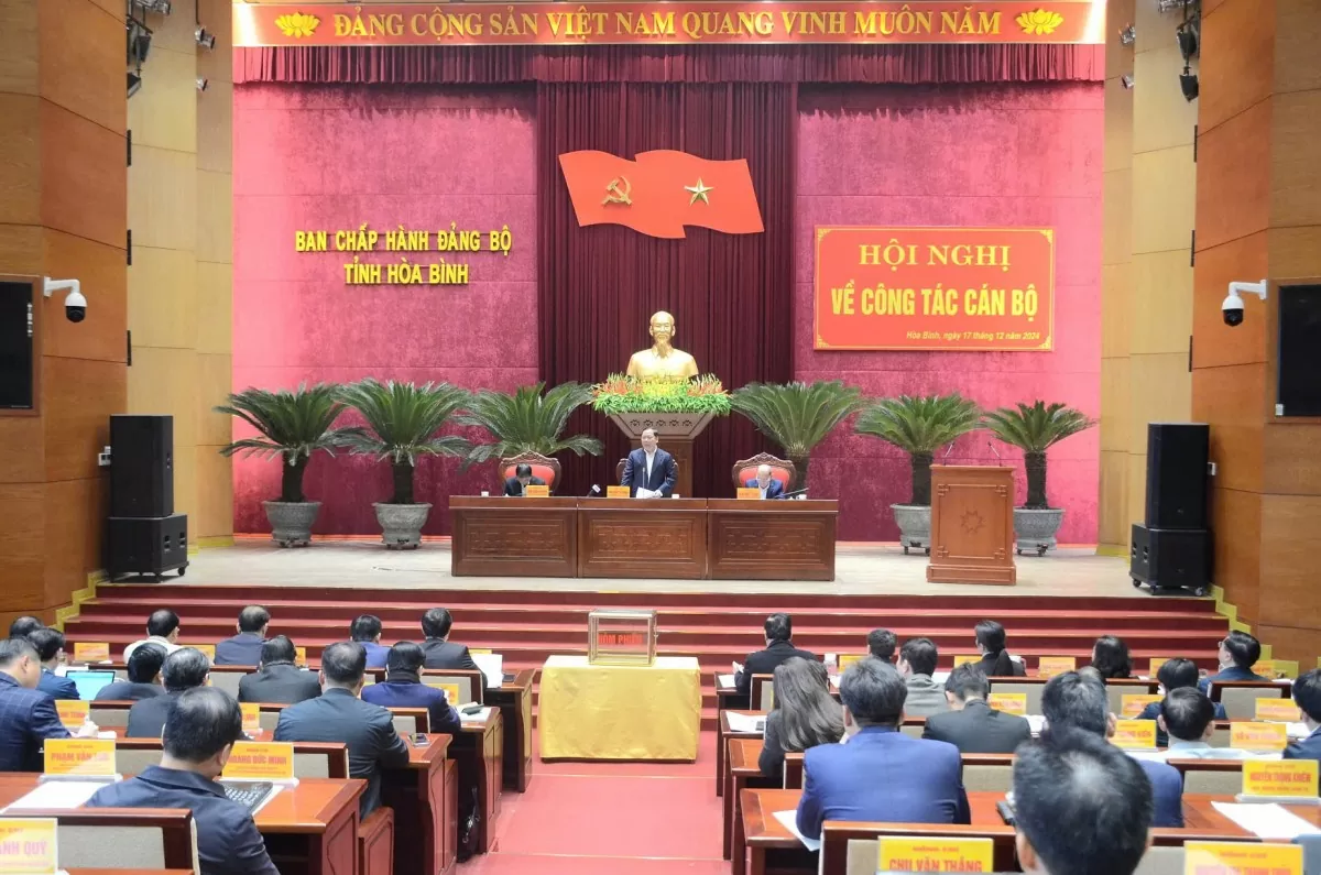 Ông Bùi Đức Hinh được giới thiệu để bầu giữ chức Chủ tịch UBND tỉnh Hòa Bình Ông Bùi Đức Hinh được giới thiệu để bầu giữ chức Chủ tịch UBND tỉnh Hòa Bình