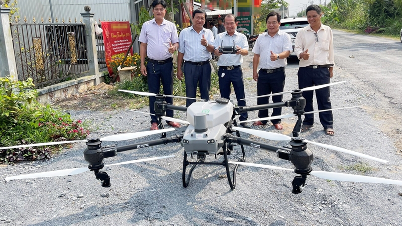 Máy bay phun thuốc được bàn giao hỗ trợ HTX.