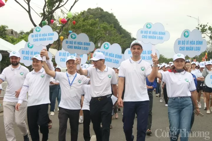 Đông đảo đại biểu quốc tế và người dân cùng hòa mình trong sự kiện “Đi bộ vì hòa bình 2025”, chung tay lan tỏa thông điệp yêu thương, đoàn kết và khát vọng một thế giới không còn chiến tranh