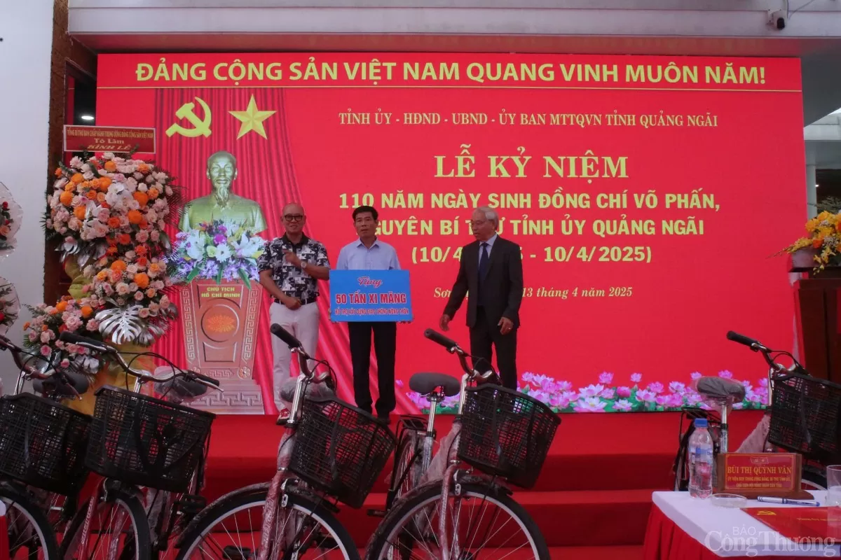 Gia đình đồng chí Võ Phấn và cùng doanh nghiệp hỗ trợ 100 tấn xi măng cho thị trấn Tịnh Hà xây dựng giao thông nông thôn
