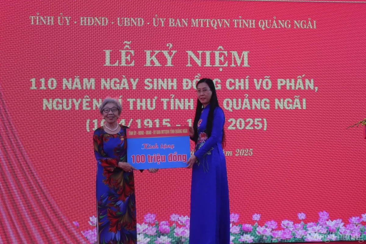 Tỉnh Quảng Ngãi trao tặng quà gia đình đồng chí Võ Phấn