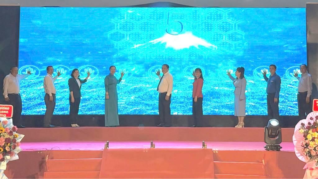 Các đại biểu thực hiện nghi thức khai mạc ngày hội.