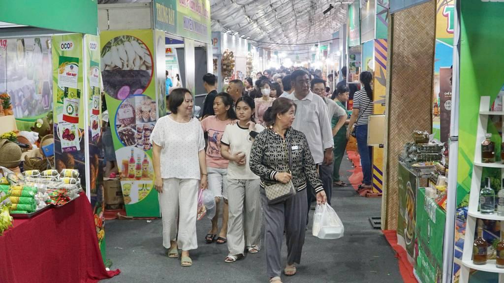 Ngày hội thu hút đông đảo lượt khách đến tham quan, mua sắm.