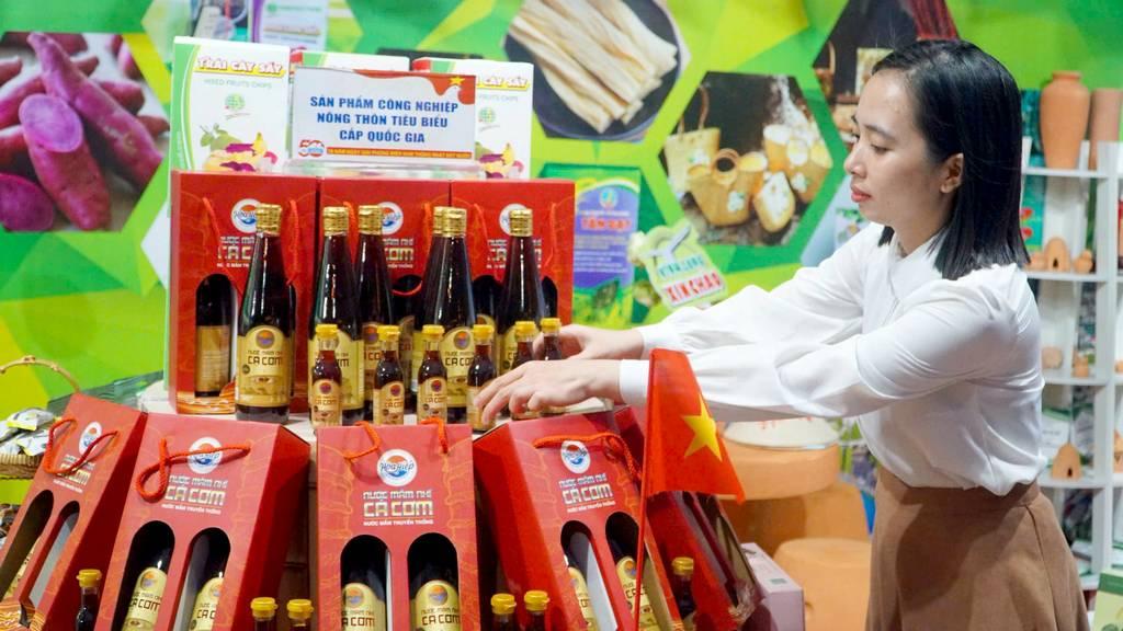 Các gian hàng tại hội chợ được trình bày bắt mắt. Đây là dịp các đơn vị quảng bá sản phẩm.