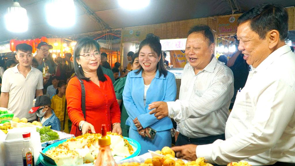 Đại biểu tham quan gian hàng bánh dân gian Nam Bộ.