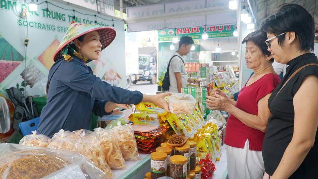 Khách hàng tham quan gian hàng trưng bày sản phẩm OCOP của các địa phương trong và ngoài tỉnh.